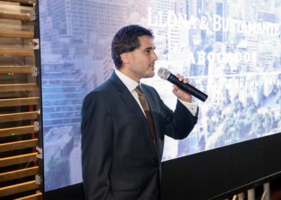 Alfonso Fernández Maldonado dando la bienvenida al cocktail por la celebración de nuestro 60° aniversario.