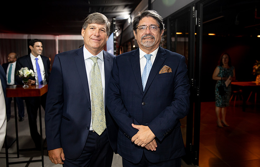 Juan Prado y Carlos Canales, alcalde de Miraflores.